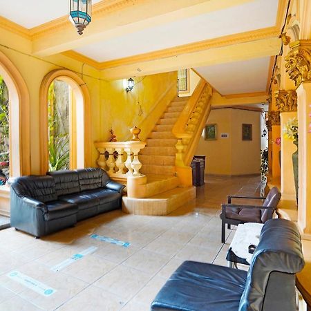 מלון סוראבאיה Oyo 91390 Kost Grand Royal Elite מראה חיצוני תמונה